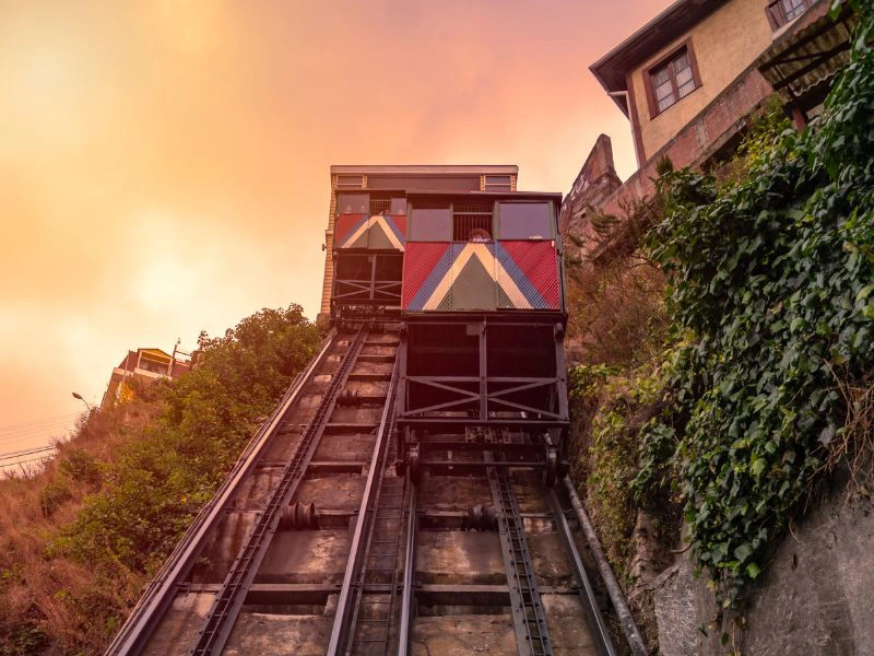 Schrägbahn im Sonnenuntergang