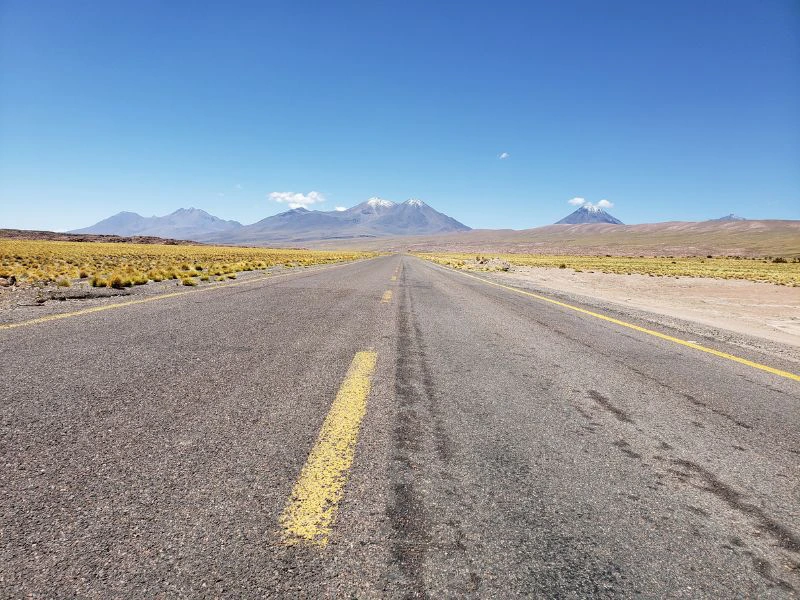 Highway in San Pedro in der Atacama Wüste in Chile