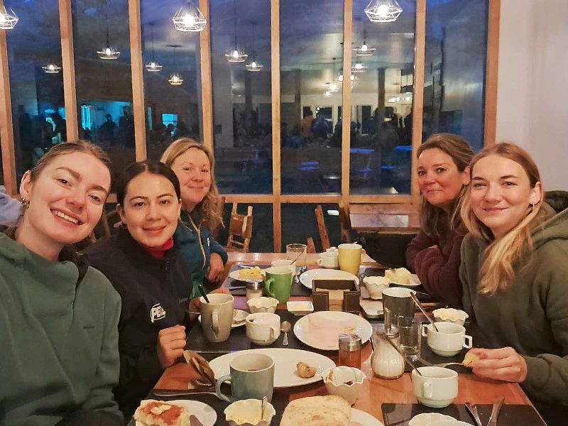 gemeinsames Abendessen mit anderen Wanderern im Refugio
