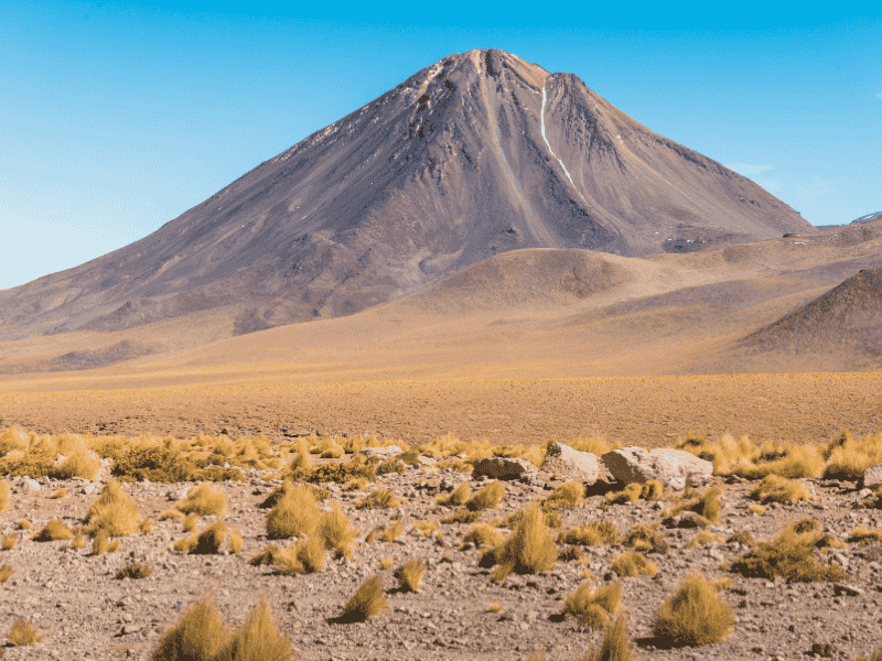 Atacama-Wüste mit dem Vulkan Licancabur im Hintergrund