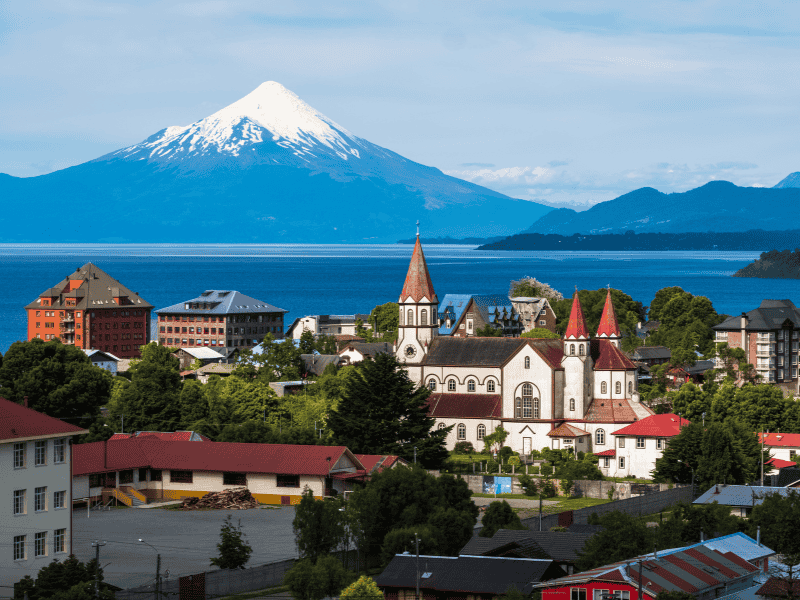 Der Vulkan Osorno mit der Stadt Puerto Varas im Vordergrund.