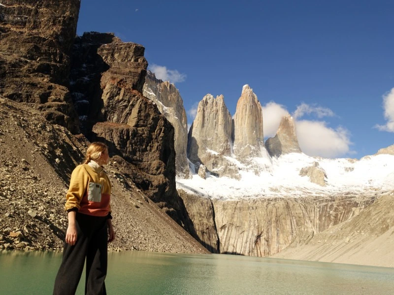 Ausblick auf einen Bergsee und steile Gipfel im Torres del Paine Nationalpark