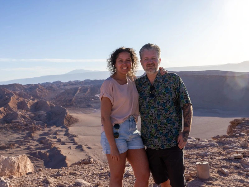 Paar in der Wüste bei San Pedro de Atacama in Chile