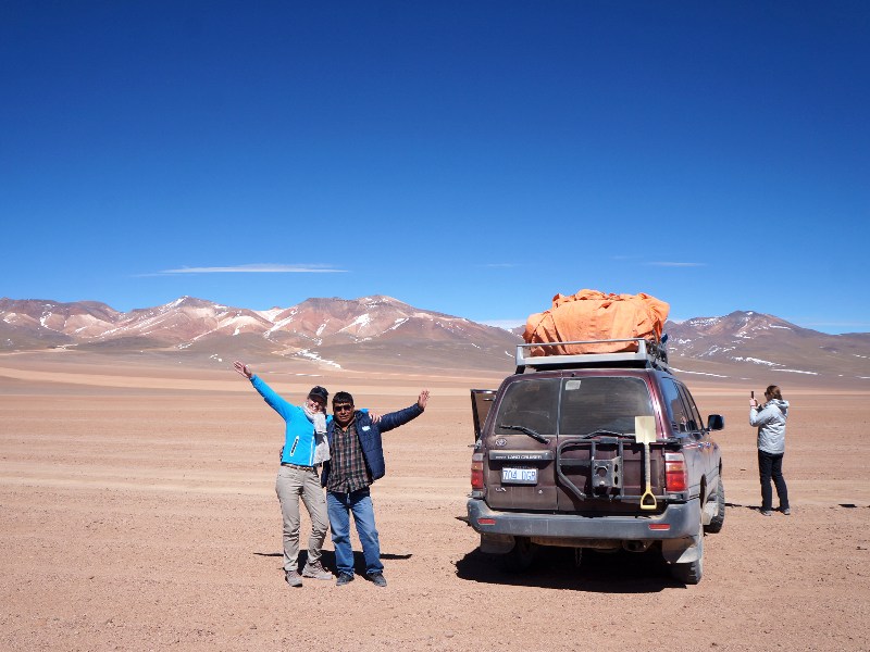 Reisende mit Jeep unterwegs Richung Uyuni