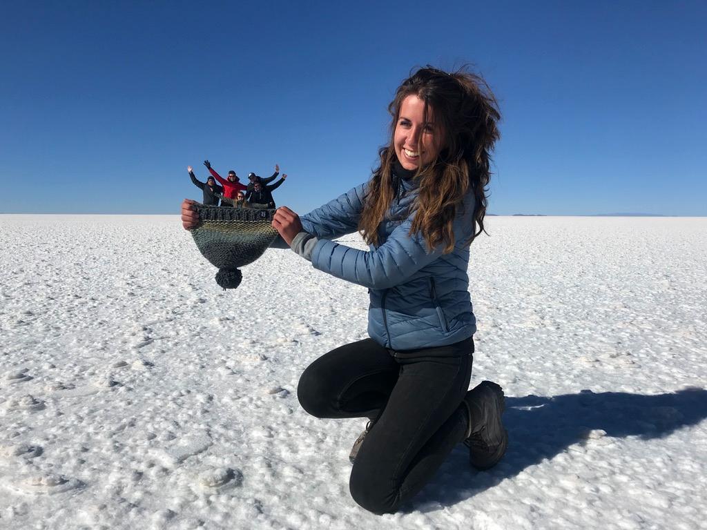 Frau macht Fotos in der Salar de Uyuni