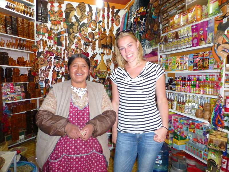 Touristin mit einheimischer Frau in einem Laden in La Paz