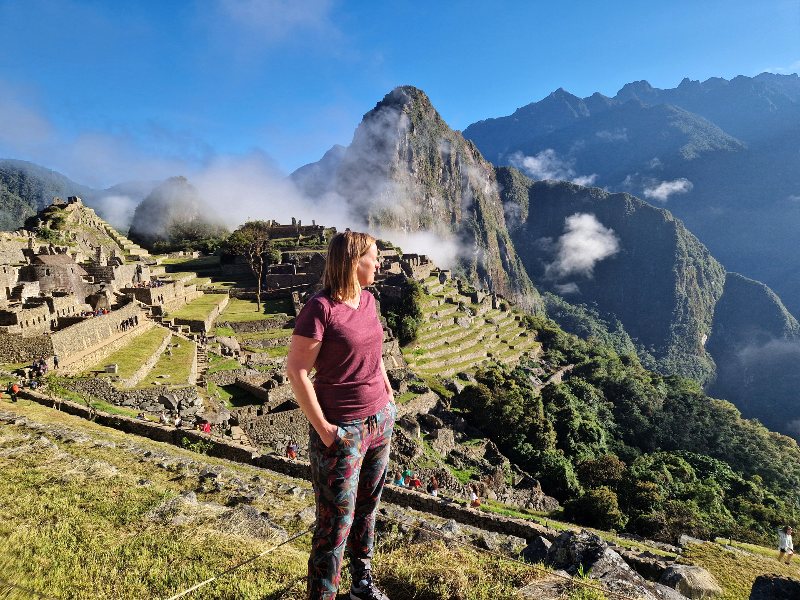 Frau schaut auf Machu Picchu