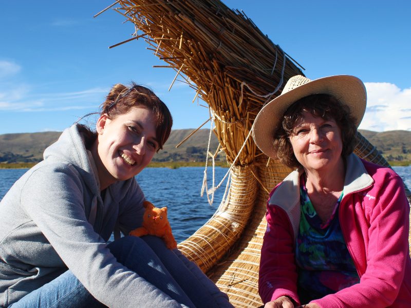 Touristin mit Einheimischer beim Titicacasee