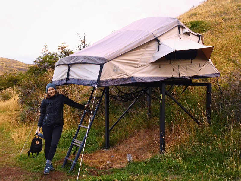 Frau vor Zelt im Torres del Paine Nationalpark in Chile