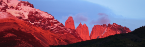 Berge in Rot im Torres del Paine Nationalpark in Chile
