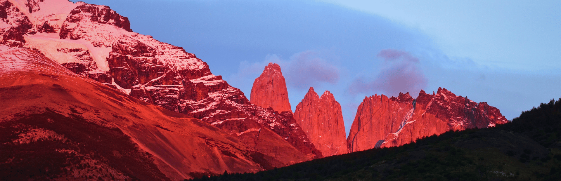 Berge in Rot im Torres del Paine Nationalpark in Chile