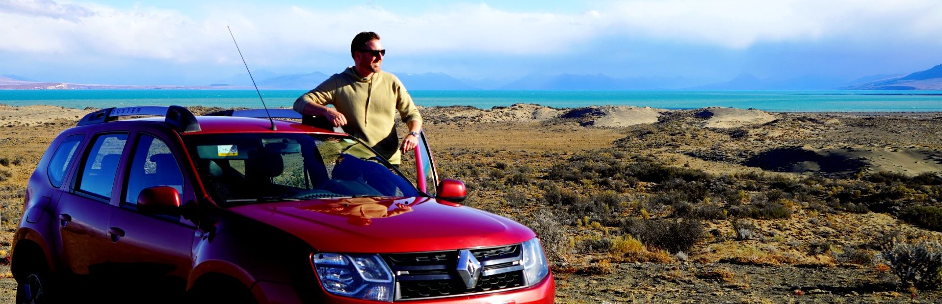 Mann mit Auto in Patagonien
