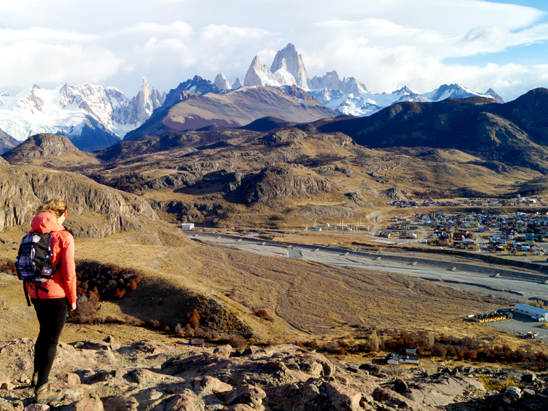 Reisende mit Blick auf El Chalten