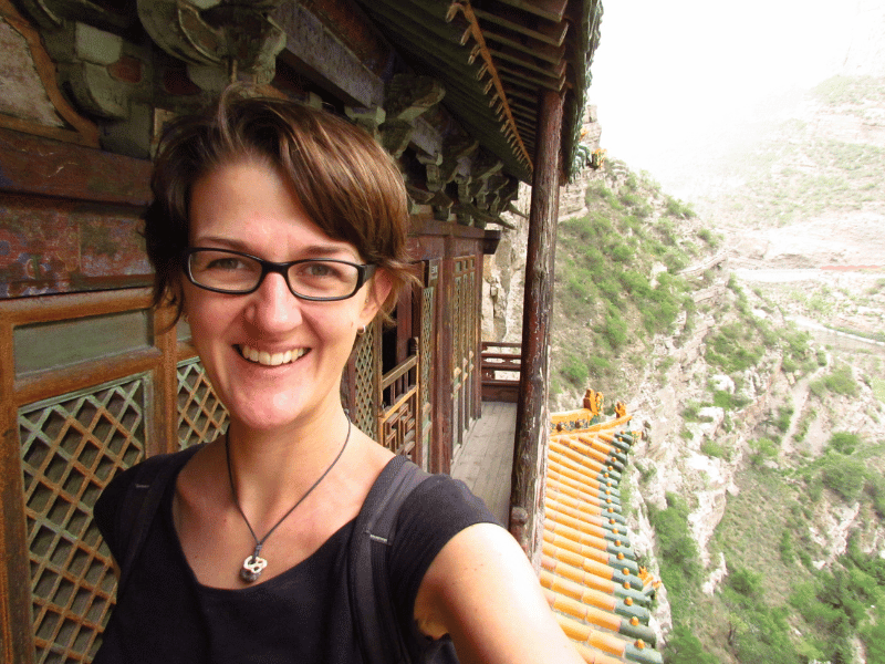 Reisende auf dem schmalen Steg des hängenden Klosters in Datong