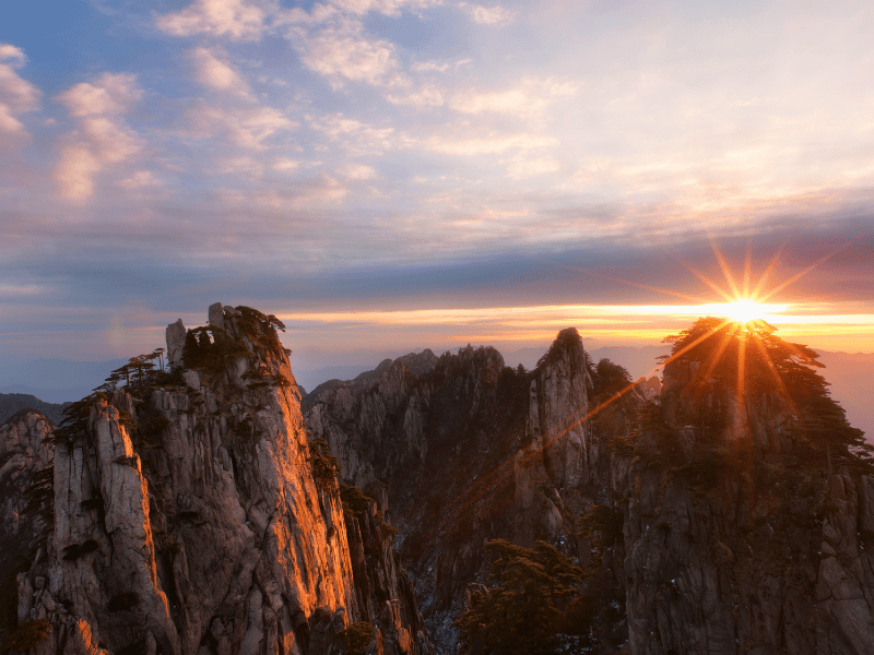 Sonnenaufgang in den Gelben bergen bei Huangshan in China