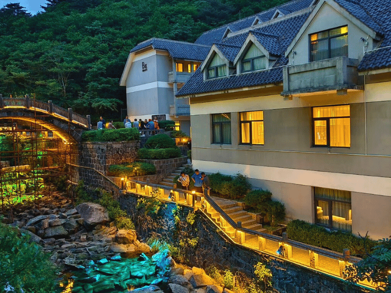 Beleuchtetet Hotelgarten in den gelben Bergen von Huangshan