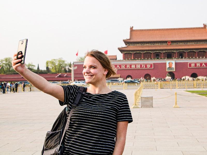 Reisende macht ein Selfie in der verbotenen Stadt in Peking