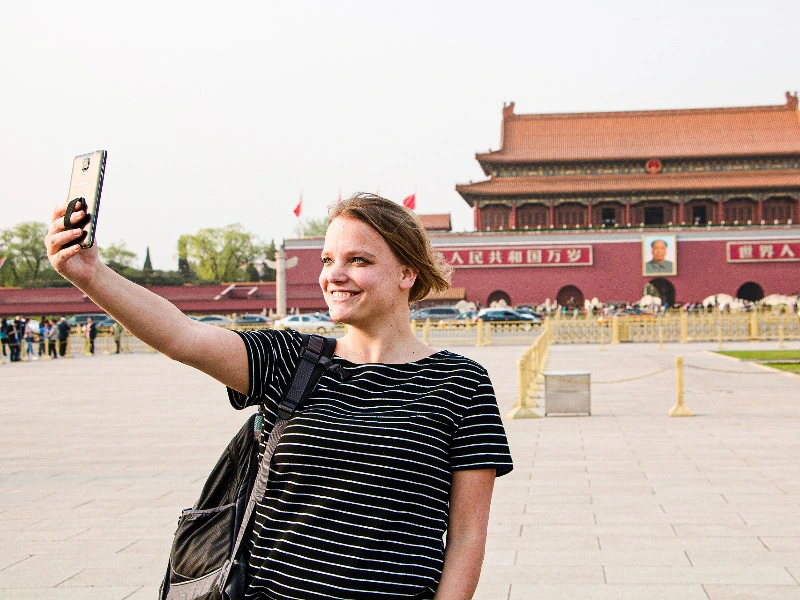 Reisende macht ein Selfie in der verbotenen Stadt in Peking