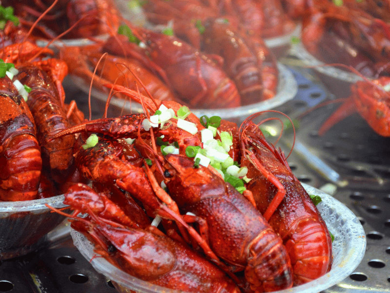 Gambas in kleinen Schalen auf der Wangfujing in Shanghai