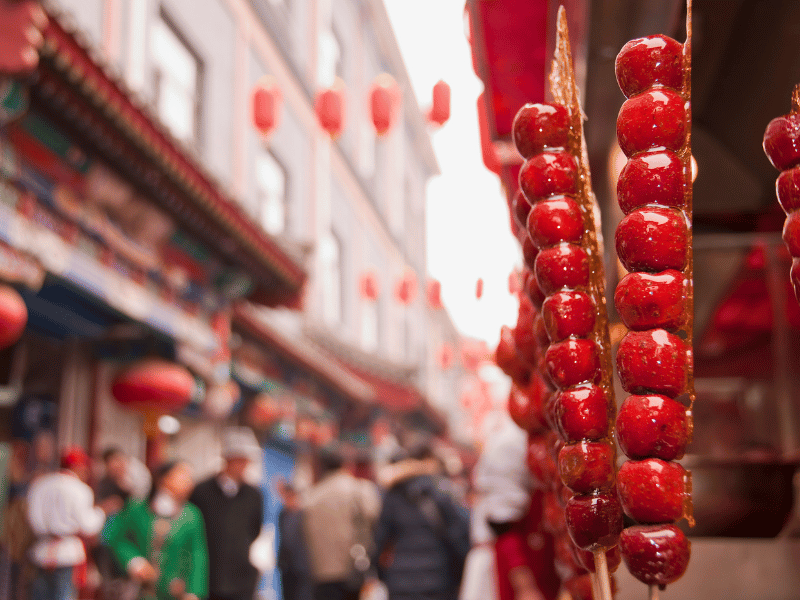 Süßspeise auf einem Spieß in der Wangfujing Straße in Shanghai