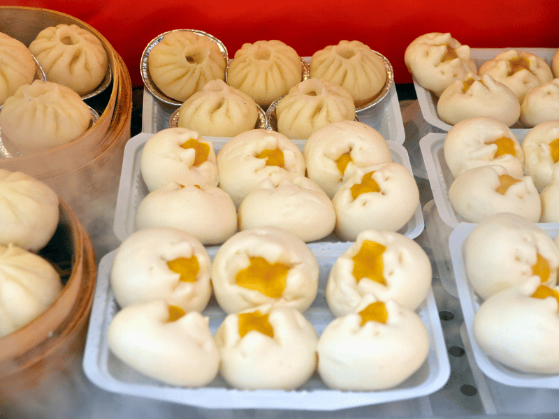 Teigtaschen auf Tellern in der Wangfujing in Shanghai