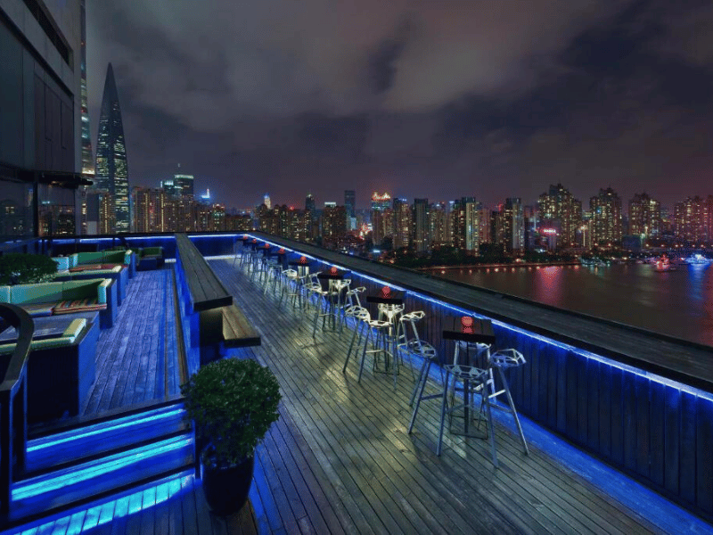 Rooftopbar in am Abend in Shanghai in China