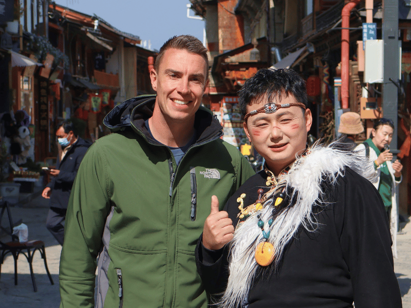 Reisender mit Einheimischen im Südwesten Chinas