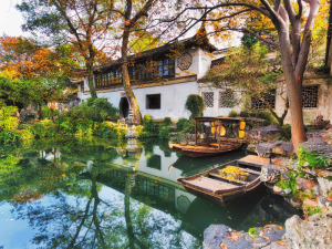 Zengarten indem Boote am Steg liegen auf den Wasserstraßen von Suzhou in China