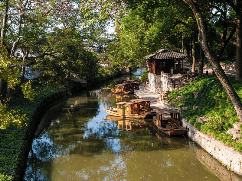 Mit Booten befüllte Wasserstraße in Suzhou in China