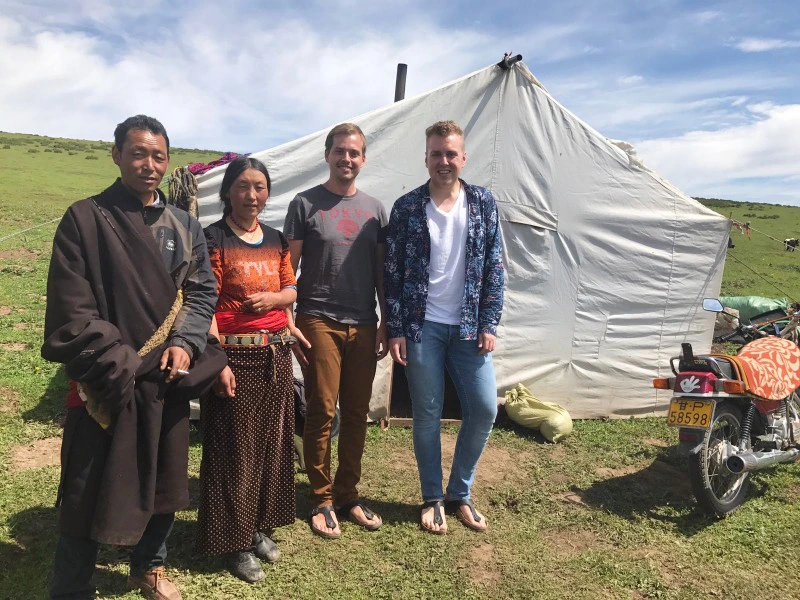 Reisende bei Nomadenzelten in Langmusi in China