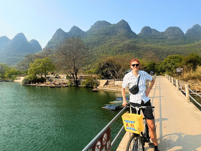 Reisender auf dem Fahrrad in Yangshuo