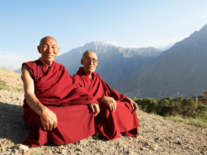Mönche in den Bergen in Tibet, China
