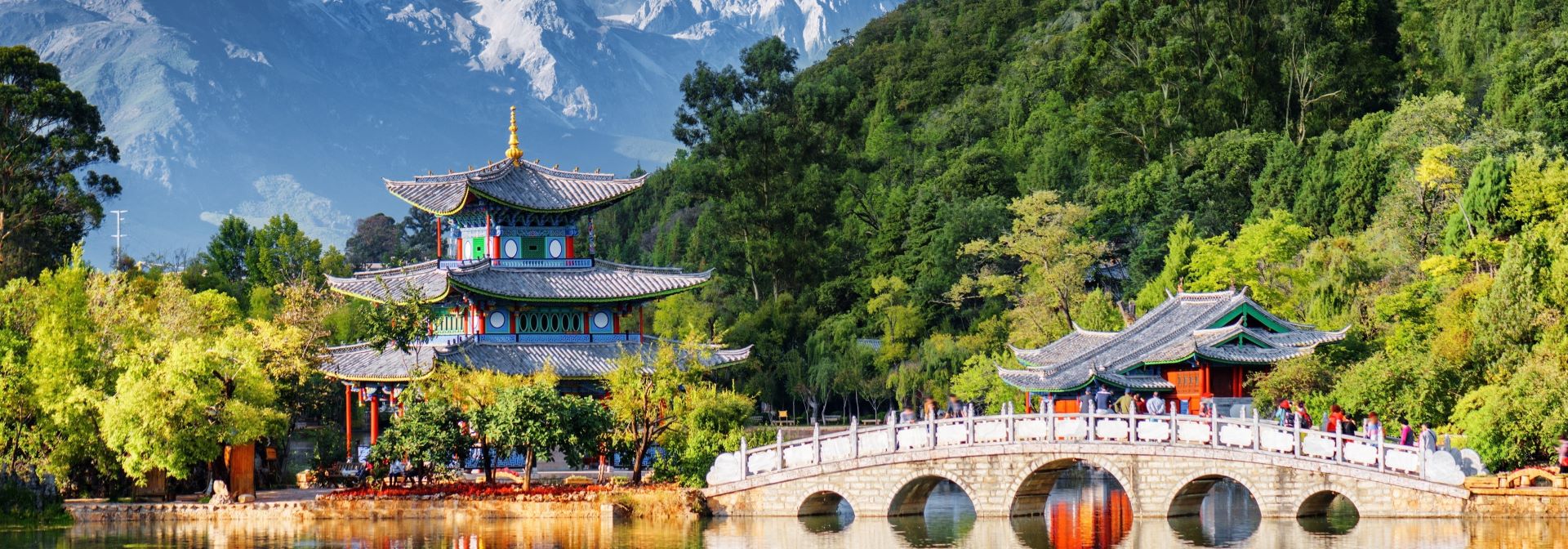 Tempel und Brücke in Lijiang, China