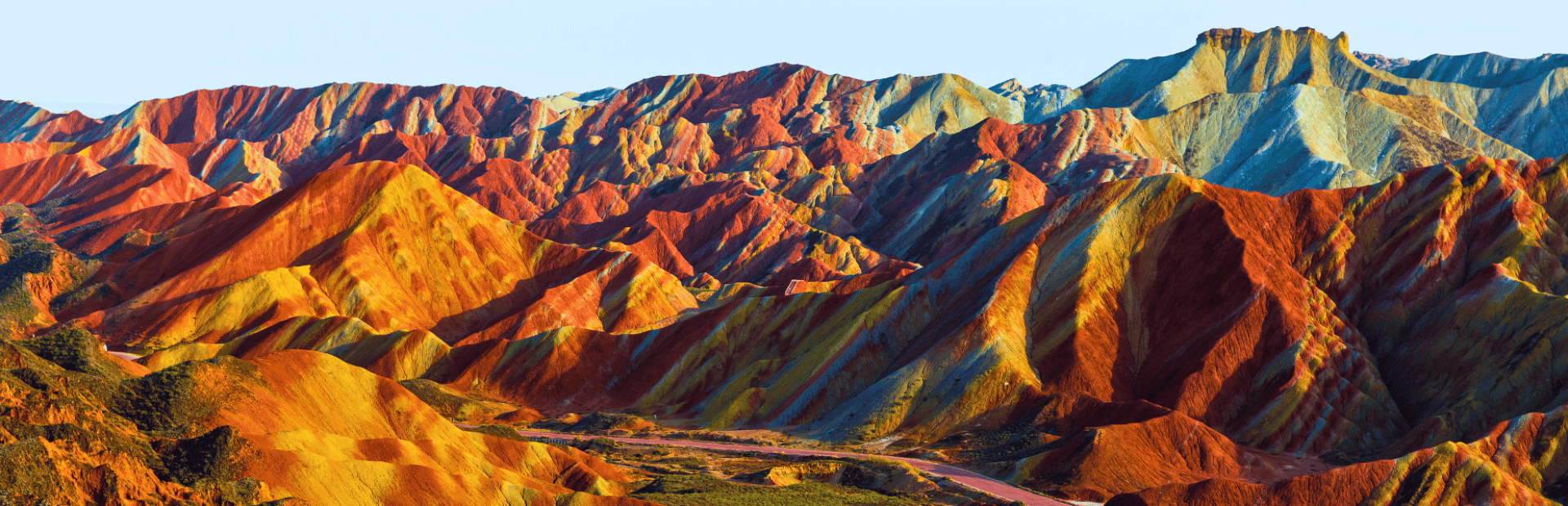Regenbogenberge in Zhangye bei blauem Himmel in China