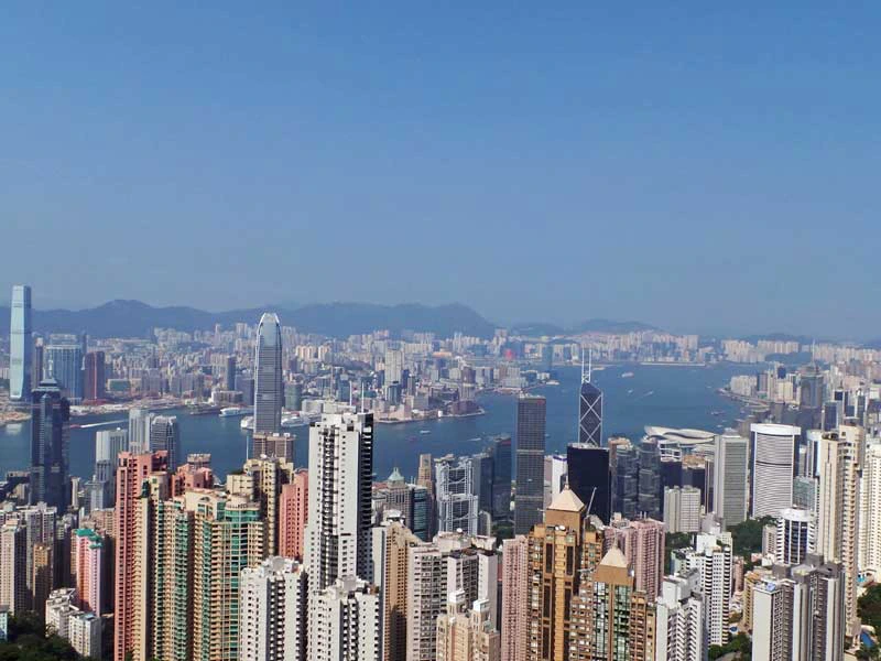 Ausblick über Hong Kong vom Victoria Peak bei Sonnenschein in China