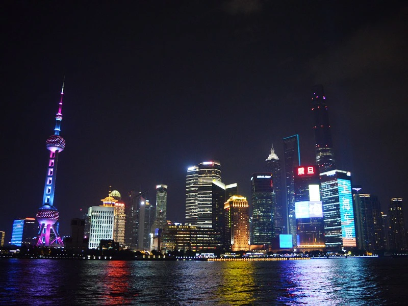 Skyline von Shanghai vom Fluss aus bei Nacht in China