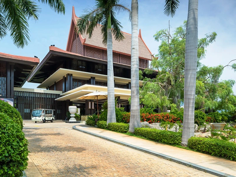 Hotelfront in Hainan am Strand