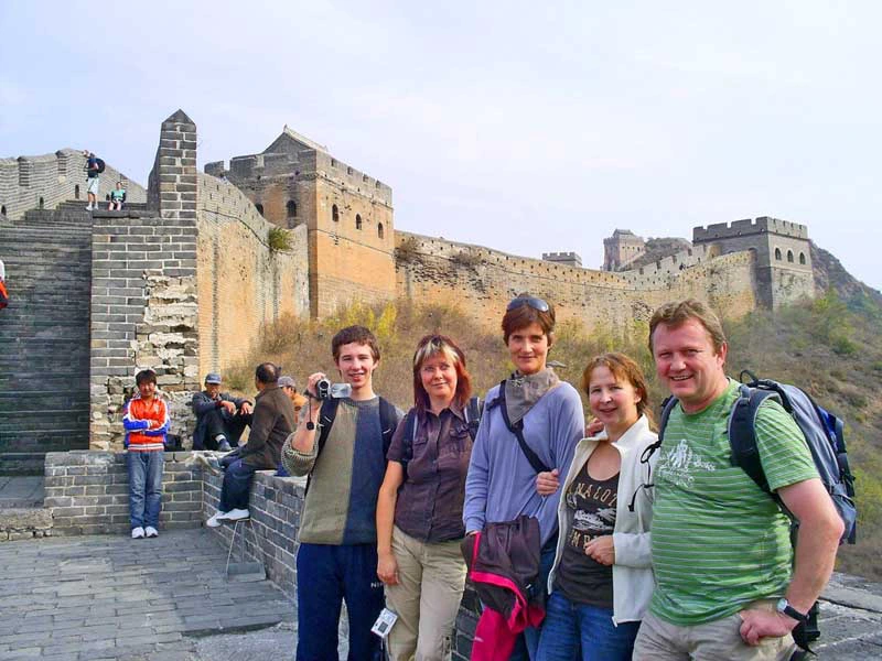 Reisende Familie auf der chinesischen Mauer