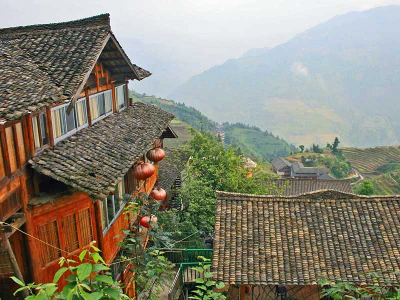 Pfahlhaus am Hang in Pingan in China bei Nebel
