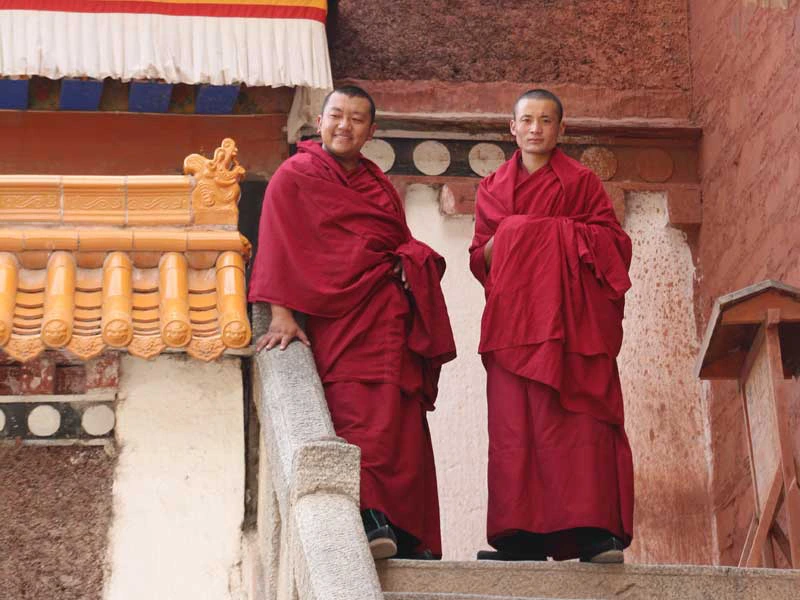 Zwei tibetische Mönche im roten Gewand im Labrang Kloster in Tibet, China