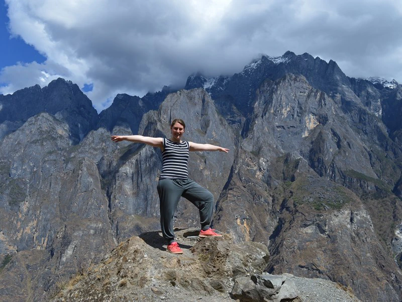 Reisende beim Trekking vor der Tigersprungschlucht in Lijiang in China