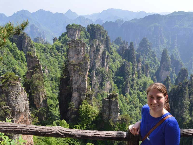 Reisende vor den Avatarbergen im Zhangjiajie Nationalpark in China