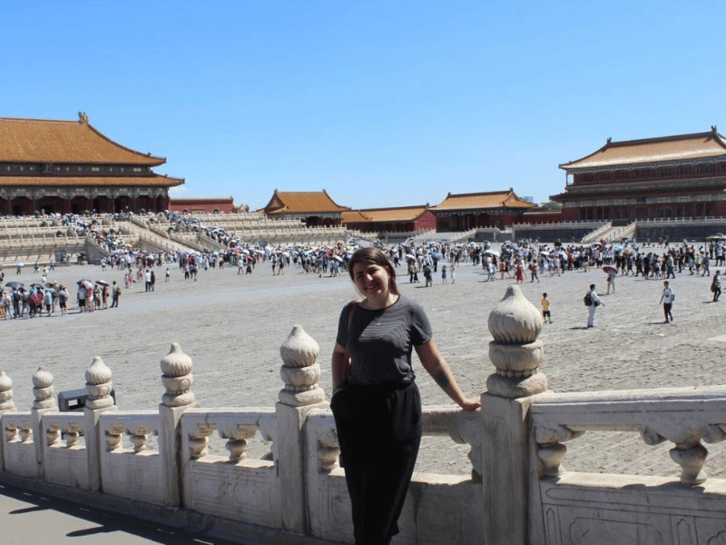 Reisespezialistin Tessa in der verbotenen Stadt in Peking in China
