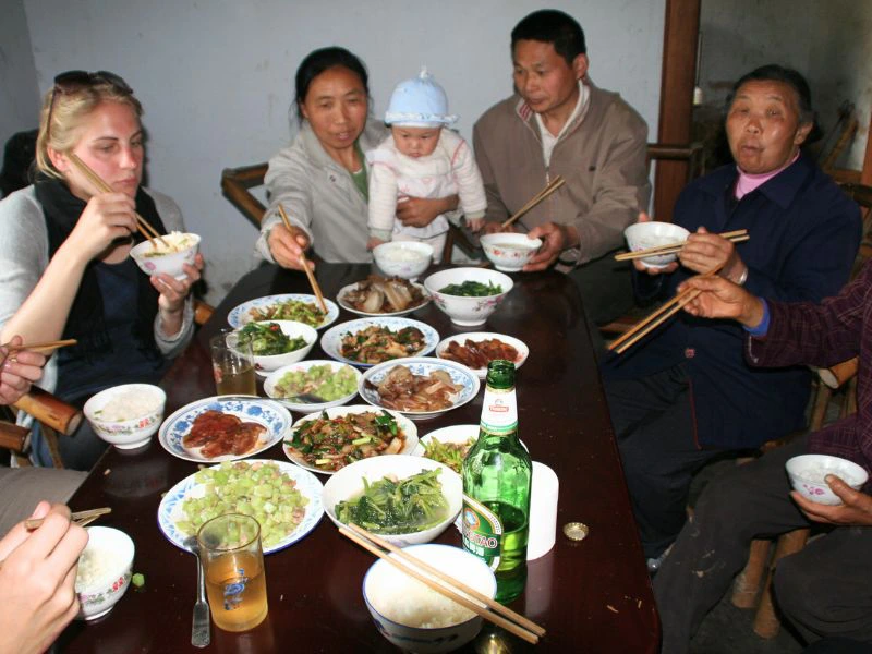 Reisende und Einheimische beim Essen nahe Chengdu, China