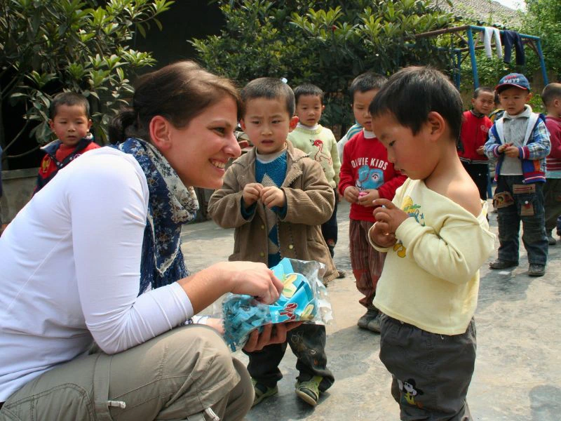 Reisende mit einheimischen Kindern nahe Chengdu, China