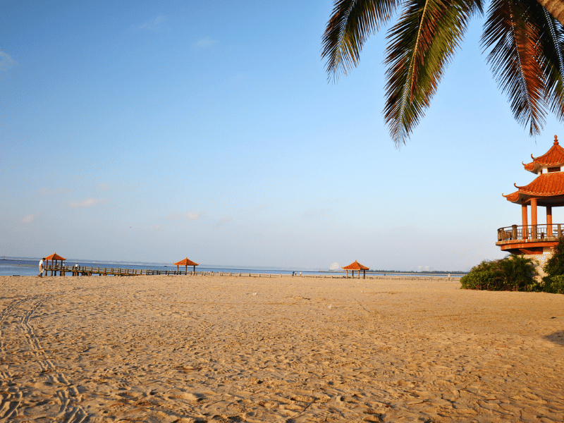 Strand mit Tempel in Hainan in China