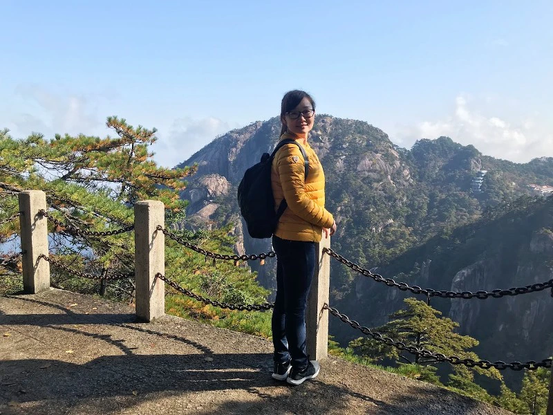 Reisende auf einem Wanderweg in den gelben Bergen von Huangshan in China
