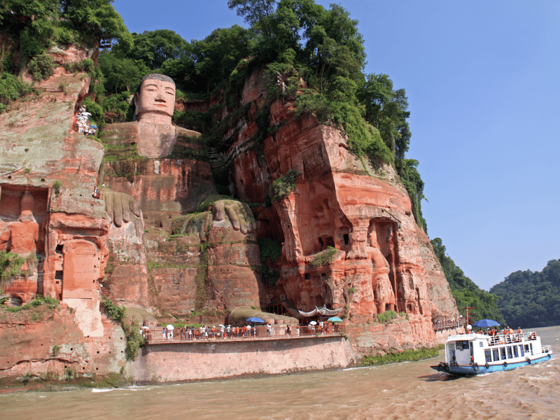 Riesiger Felsenbuddha in Lesha am Fluss