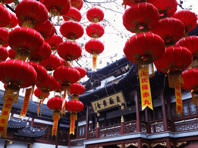 Rote Laternen im Tempel in China