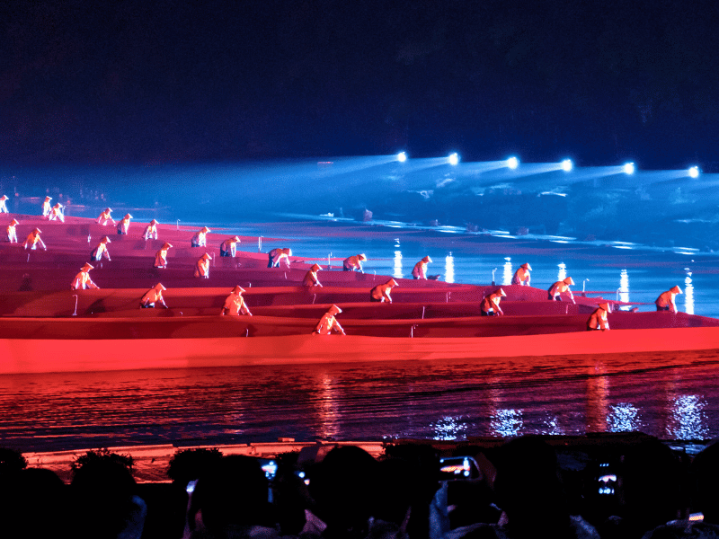 Beleuchtete Boote bei der Lichtershow in Yangshuo in China